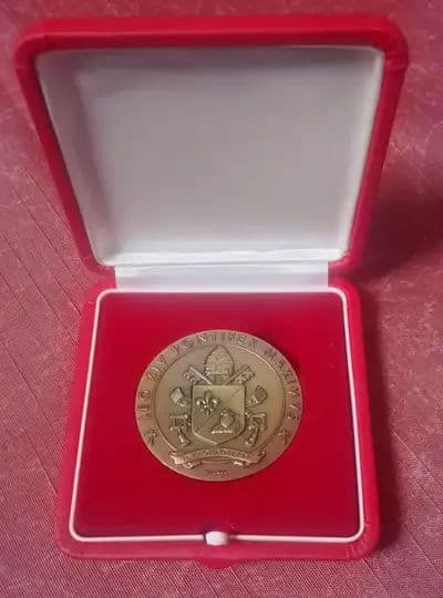 image of La Parròquia rep la medalla commemorativa de la visita del Papa Lleó XIV